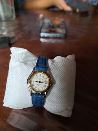 Reloj de pulsera azul y dorado
