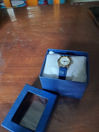 Reloj de pulsera azul y dorado