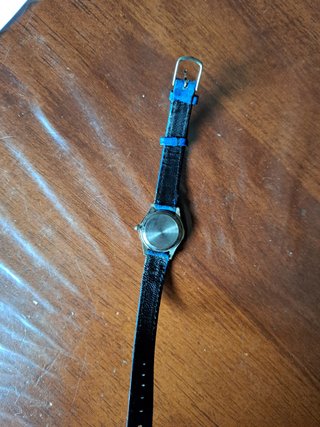 Reloj de pulsera azul y dorado