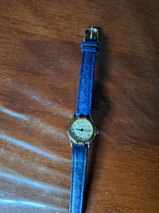 Reloj de pulsera azul y dorado