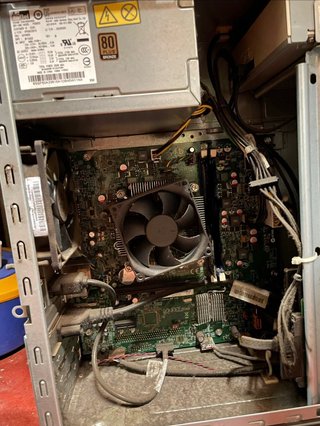 Torre Lenovo ThinkCentre sin disco duro, ni RAM