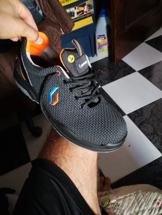 Zapatos de trabajo negros y naranjas