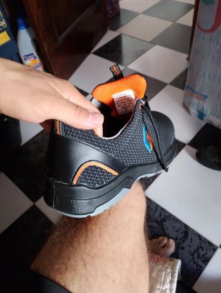 Zapatos de trabajo negros y naranjas