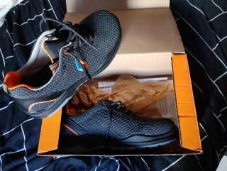 Zapatos de trabajo negros y naranjas