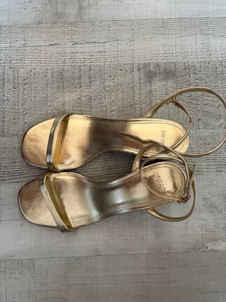 Tacones dorados Mango