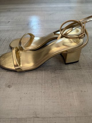 Tacones dorados Mango