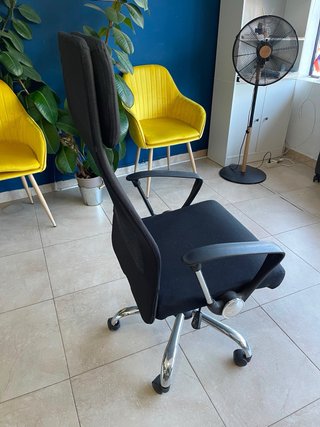 Silla de oficina ergonómica negra