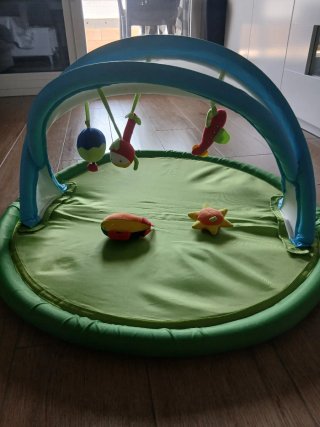 Gimnasio para bebé con arco y juguetes