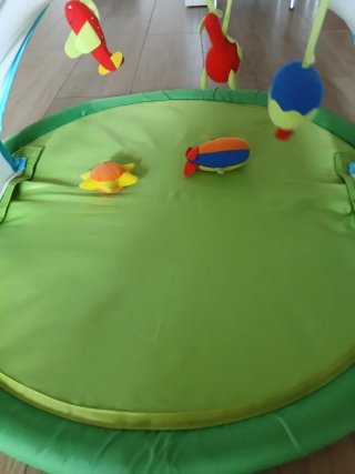 Gimnasio para bebé con arco y juguetes