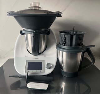 Thermomix TM5 con accesorios y libro electrónico y