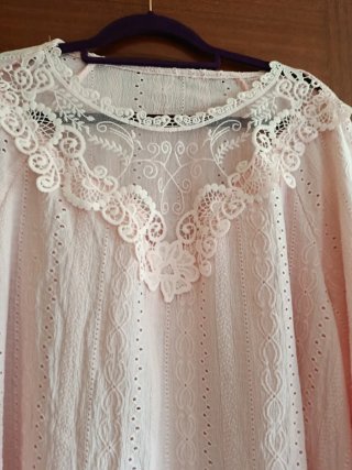 Blusa rosa con encaje