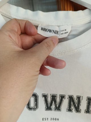 Camiseta Brownie cropped con logo