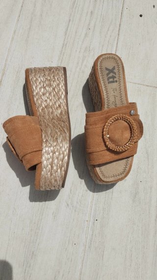 Sandalias cuña Xti camel hebilla rafia