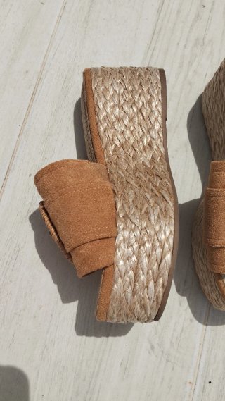 Sandalias cuña Xti camel hebilla rafia