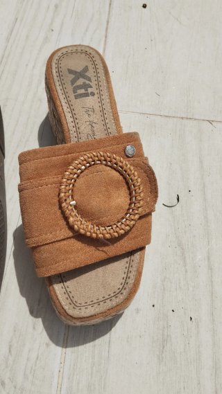 Sandalias cuña Xti camel hebilla rafia