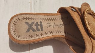 Sandalias cuña Xti camel hebilla rafia