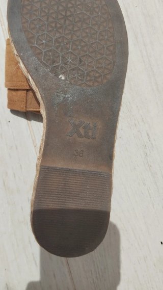 Sandalias cuña Xti camel hebilla rafia