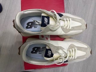 Zapatillas New Balance Beige y Negro