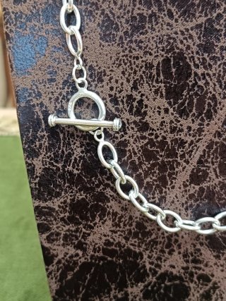 Elegante cadena de plata con cierre de palanca