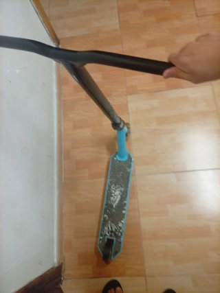 Patín de freestyle azul y negro