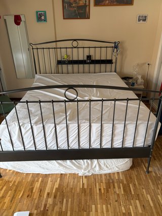 2 colchones y regalo cama de metal negra Ikea