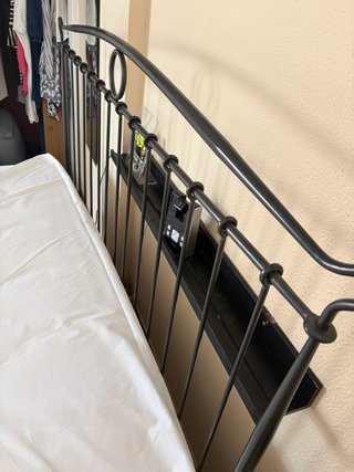 2 colchones y regalo cama de metal negra Ikea