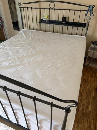 2 colchones y regalo cama de metal negra Ikea