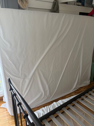 2 colchones y regalo cama de metal negra Ikea