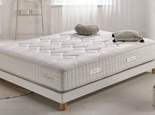 2 colchones y regalo cama de metal negra Ikea