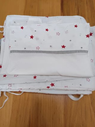 Paracolpi e lenzuola con stelle