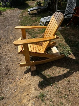 Silla mecedora de madera artesanal