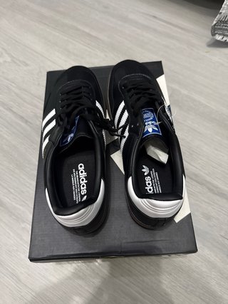 Zapatillas Adidas Negras y Blancas