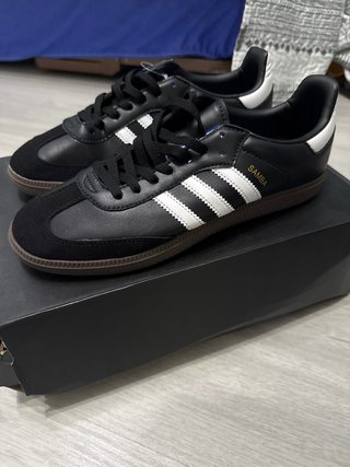Zapatillas Adidas Negras y Blancas