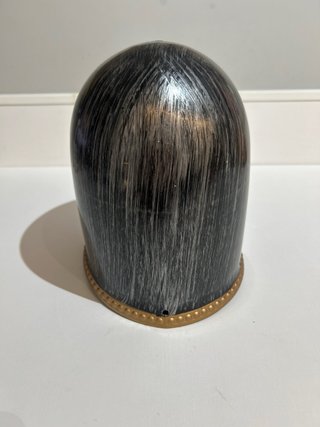Casco medieval dorado y plateado