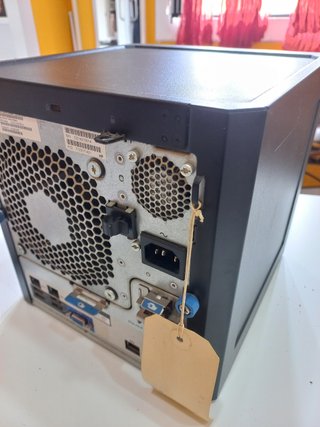 HP ProLiant MicroServer Gen8 + pantalla Philips/