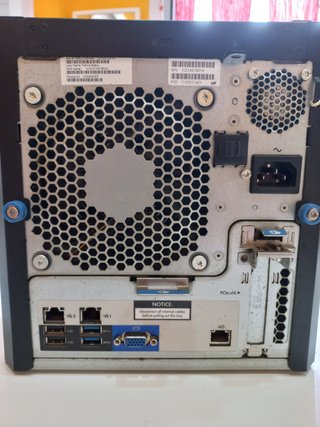 HP ProLiant MicroServer Gen8 + pantalla Philips/