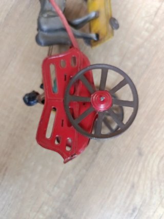 Juguete antiguo de hojalata