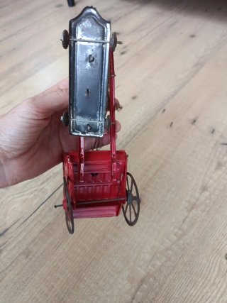 Juguete antiguo de hojalata