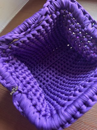 Clutch viola con paillettes.  19 cm di diametro.