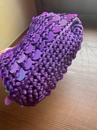 Clutch viola con paillettes.  19 cm di diametro.