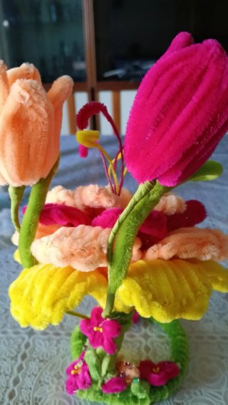 Fiore fatto a mano con cuori rossi