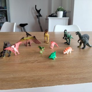 Lote de dinosaurios de juguete