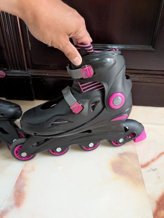Patines en línea CAP negros y rosas