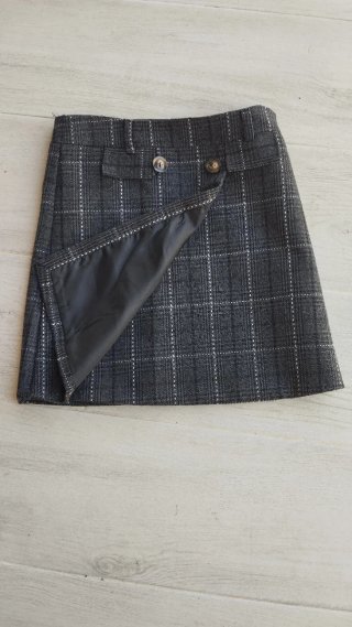 Falda cruzada de cuadros gris estilo college