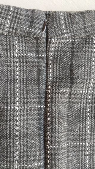 Falda cruzada de cuadros gris estilo college