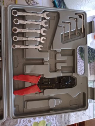 Caja de herramientas con llaves y alicates
