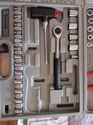 Caja de herramientas con llaves y alicates