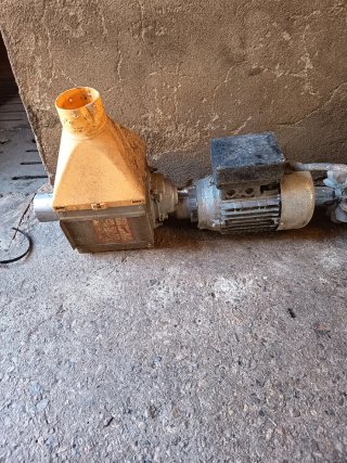 Motores industriales naranjas