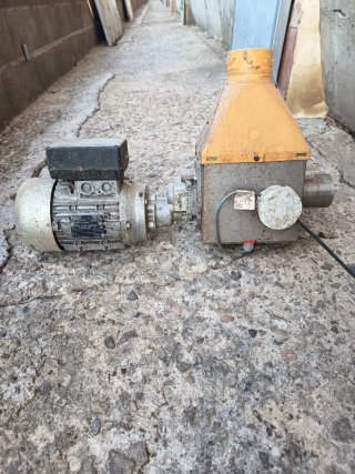 Motores industriales naranjas