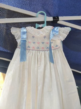 Vestido de bebé blanco con bordado